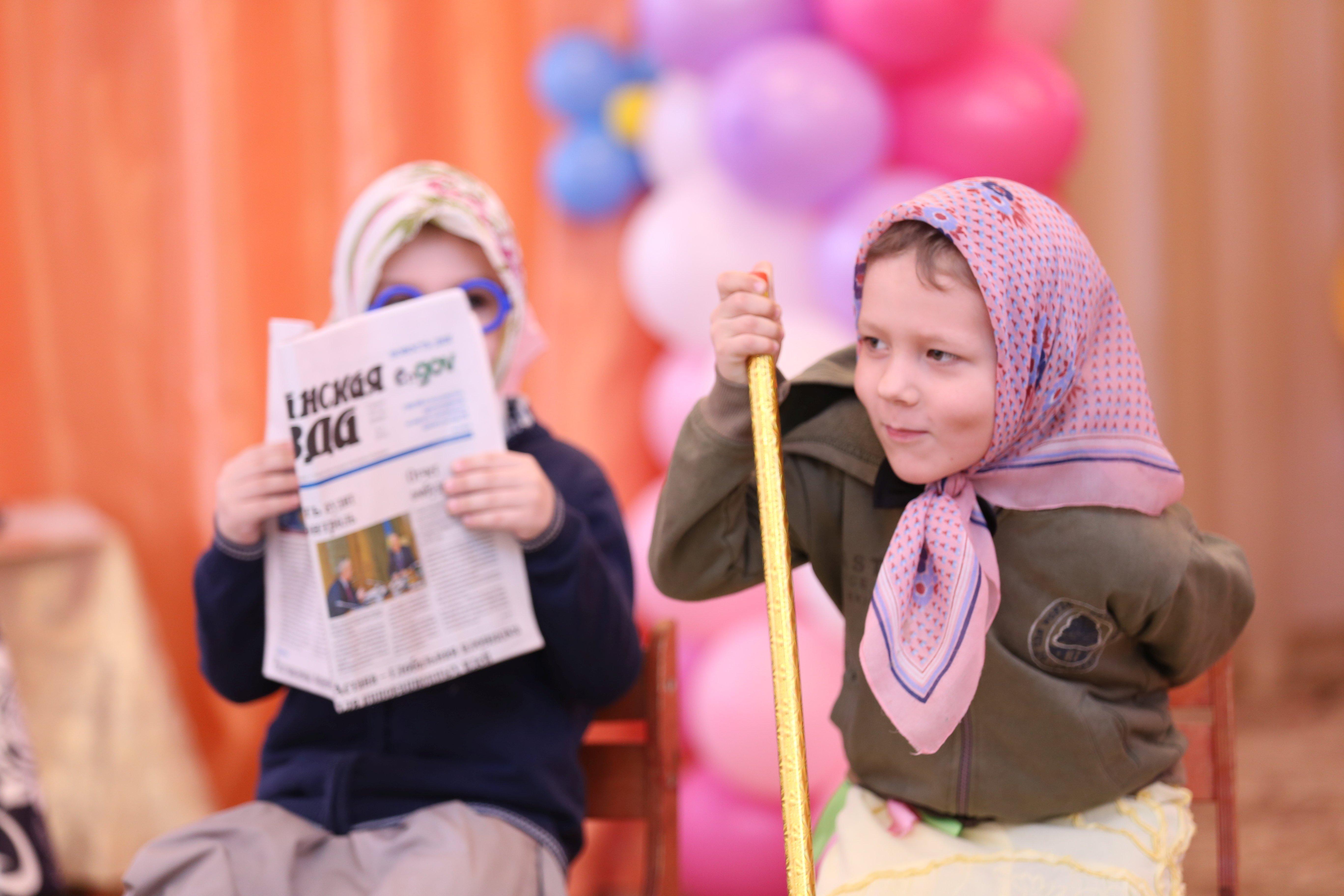 . Ол 8-наурыз мерекесі. Анамызға деген біздің көңіліміз, мейіріміміз ұшан теңіз. Анамыздың көңілі шат, жүзі жарқын, дені сау болуын әрқашан тілейміз. Сіздерді аналар мерекесімен шын жүректен құттықтаймыз.