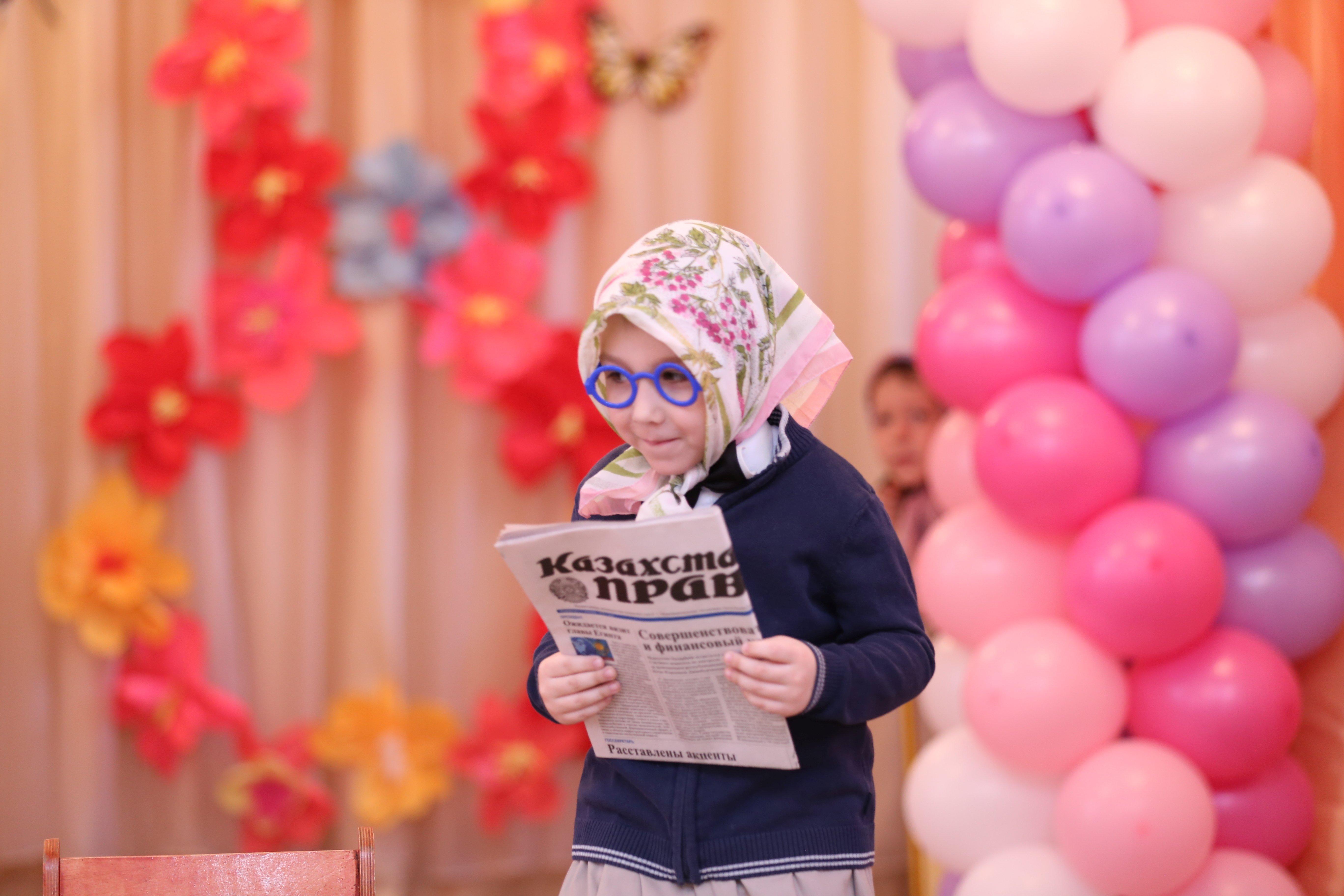 . Ол 8-наурыз мерекесі. Анамызға деген біздің көңіліміз, мейіріміміз ұшан теңіз. Анамыздың көңілі шат, жүзі жарқын, дені сау болуын әрқашан тілейміз. Сіздерді аналар мерекесімен шын жүректен құттықтаймыз.