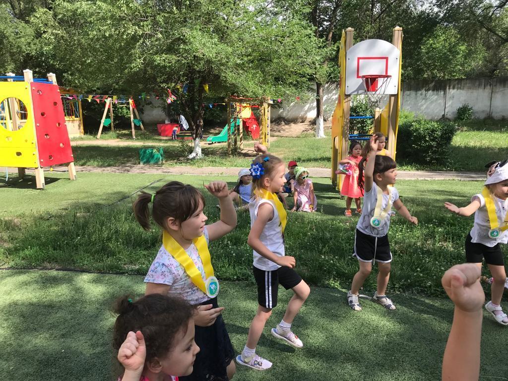 Тақырыбы: Спорт - сенің серігің! Мақсаты: Салауатты өмір салтын ұстануға баулу. Спортқа деген қызығушылығын арттыру. Әр түрлі спорттық ойын түрлерімен танысу, тәсілдерін меңгеру. Балалардың икемділігі мен ептіліктерін, шапшаңдылық қабілеттерін дамыту