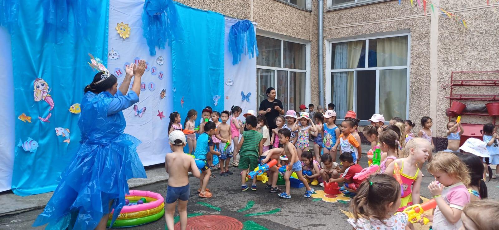 "Нептун күні" Мақсаты: Балаларға су тіршілік көзі екенін үйрету. Сумен ойнайтын ойындардың ережесін сақтай отырып, балалардың қимыл - қозғалысын, икемділігін, шапшаңдығын арттыру. Достыққа және ұйымшылдыққа тәрбиелеу.